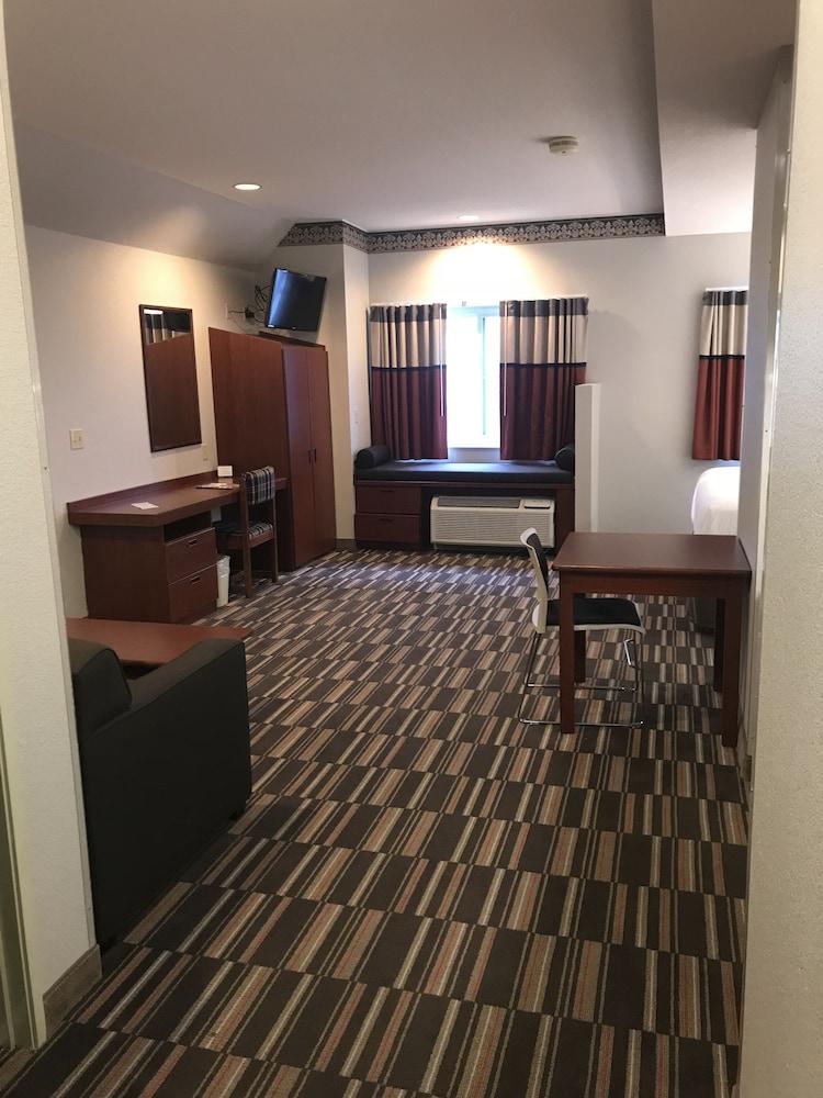 Microtel Inn & Suites Urbandale Exterior photo