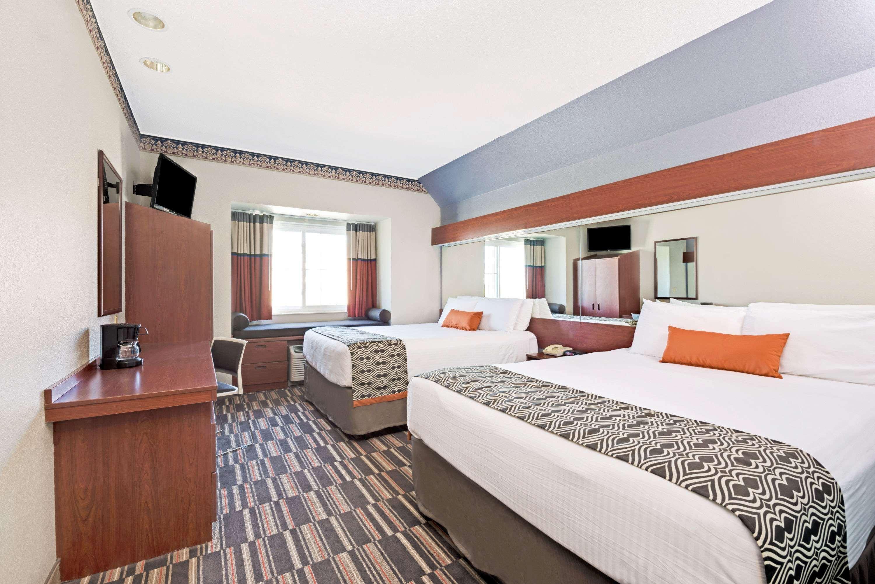 Microtel Inn & Suites Urbandale Exterior photo